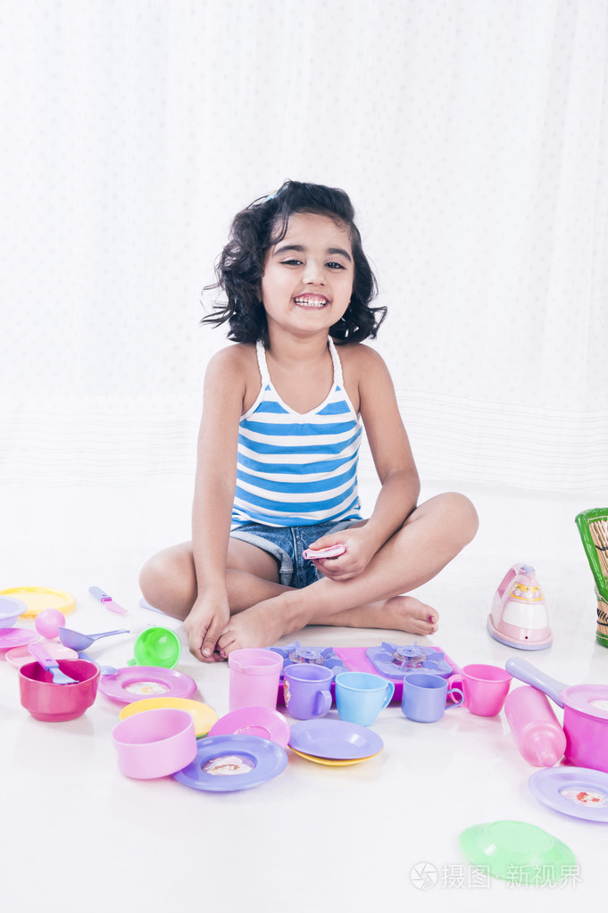 一个女孩玩玩具和微笑的画像