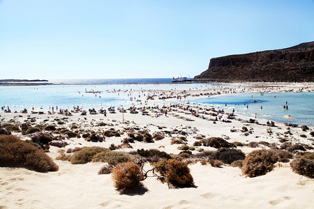 也湾。泻湖，纯白色的 sand.crete，在希腊的海滩