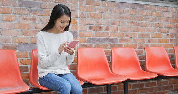 亚洲女性使用的智能手机