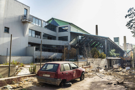 在意大利西西里岛的巴勒莫被废弃的工厂和汽车撞碎