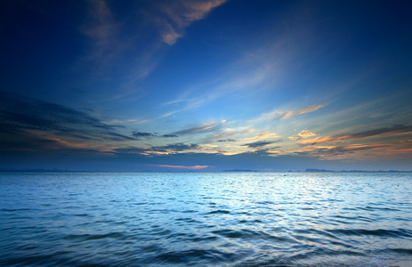 蓝色的大海和天空日落