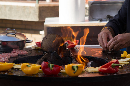 肉, 牛排和香肠, 蔬菜在烧烤和燃烧的煤烹饪。夏季户外野餐烧烤