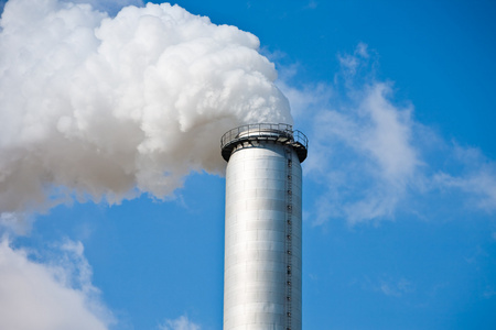 白烟从烟囱照片