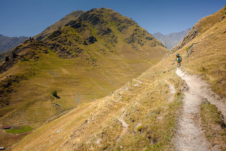 山地车手在 Tusheti 地区的高地旅行