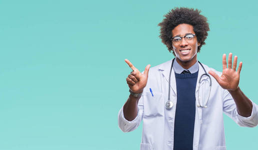 美国黑人医生在孤立的背景显示和指着手指数七, 而微笑着自信和快乐