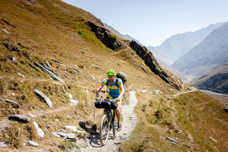 山地车手在 Tusheti 地区的高地旅行