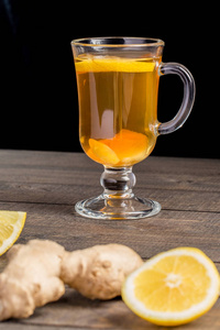 一杯姜汁柠檬茶在木制背景