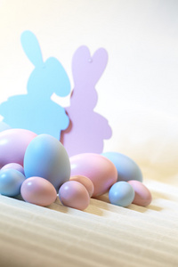 复活节彩蛋和两只兔子