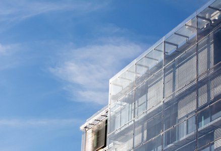 现代玻璃建筑映衬在蓝天下