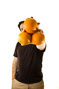 男子偷窥围绕三个橘子