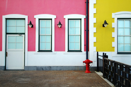 色彩缤纷的房子墙