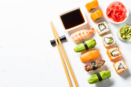 寿司和寿司卷设置在白色背景上
