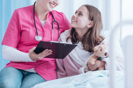 儿科医生拥抱她的病人照片