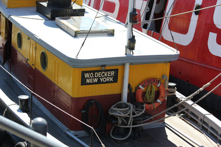 窝德克尔历史拖轮停泊在纽约南街海港口岸刘汉铨船