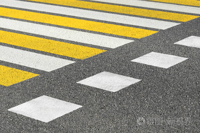 标记线白色和黄色条纹的沥青路面人行横道