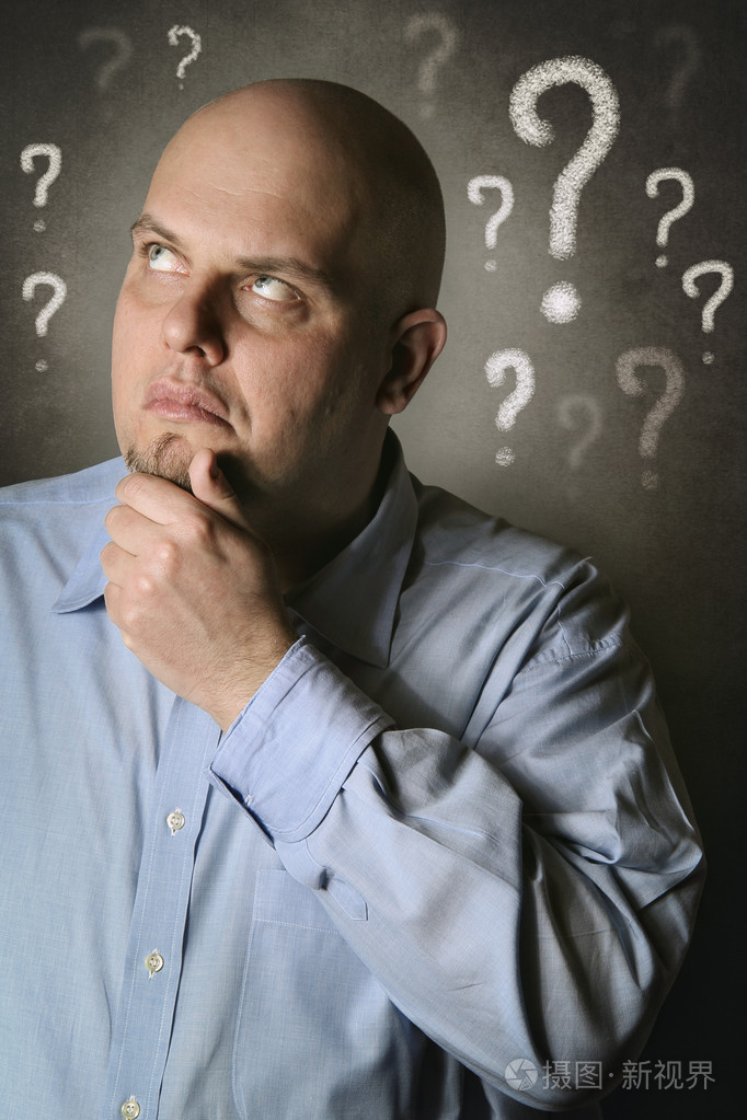 愁闷,充满了疑虑的人