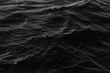 沧浪之水表面的灰色抽象背景图片