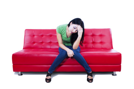 吸引女性感觉郁闷在红色沙发上隔离