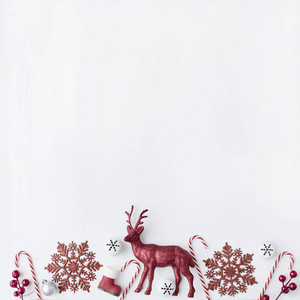 圣诞节红色装饰与鹿在白色背景