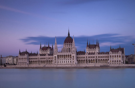 匈牙利议会在黄昏的宽镜头