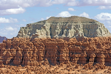 在犹他州的妖精谷州立公园, 白色的山丘笼罩在红色的岩石上。