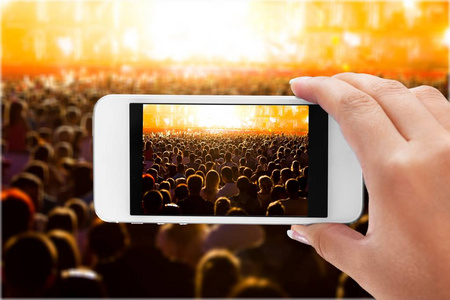 在一个公共的音乐会期间采取视频与智能手机