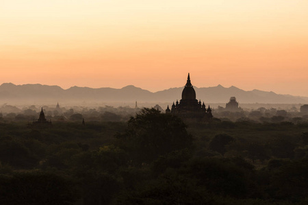 缅甸日出前的考古公园古庙剪影