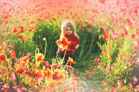 可爱的孩子 plaing 在春天草甸