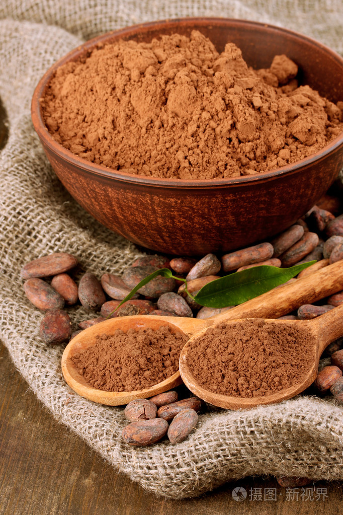 可可粉和可可豆木背景上