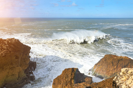 波浪在岩石的海岸线上坠毁。Nazare