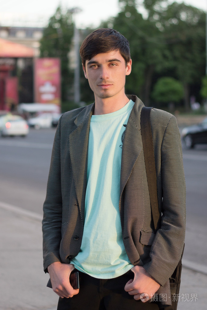 有吸引力的年轻小伙子户外