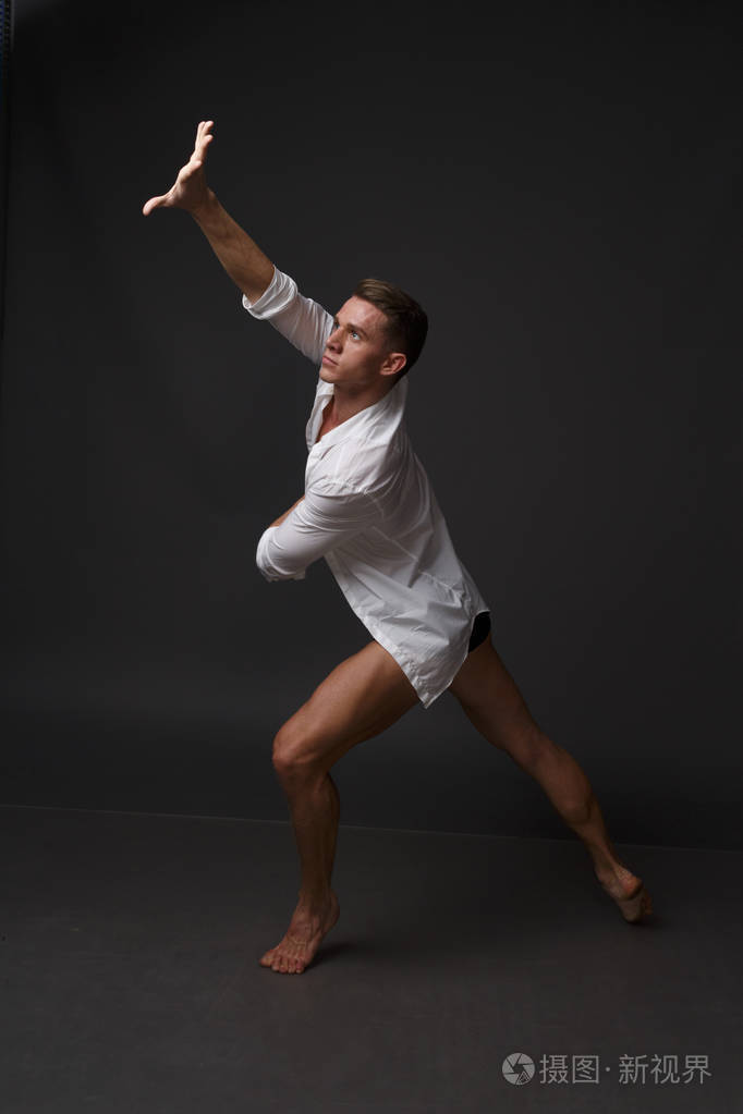 男人用黑色的裤子跳舞