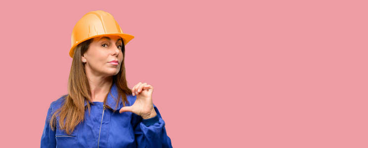 工程师建筑工人妇女骄傲, 激动和傲慢, 指向与胜利面孔