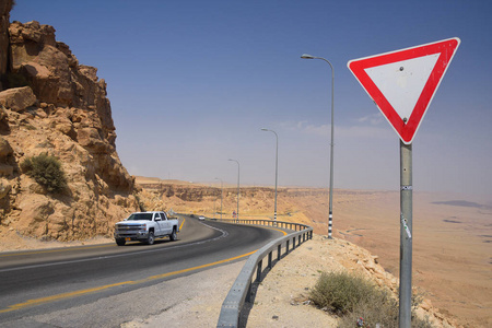 让路 在南沙漠公路上的警示交通标志。以色列南部