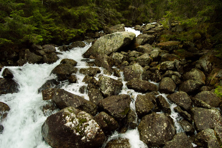 岩石山地河流水流的景观分析