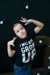 年轻的说唱歌手.滑稽的孩子在盖帽照片