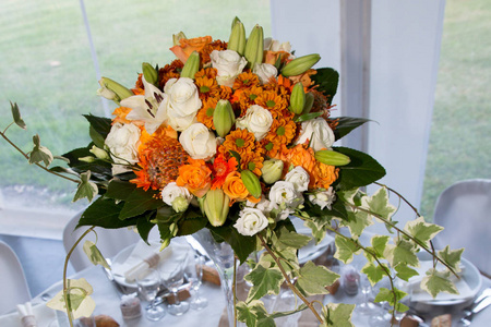 桌装饰花橙花束橙红色玫瑰花大小花束白色郁金香花束的顶部视图,橙色