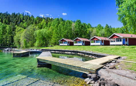 美丽的瑞典湖泊景观与红色小屋