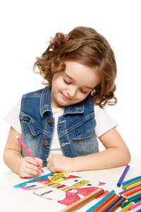 性格开朗的小女孩与素描笔绘制在幼儿园