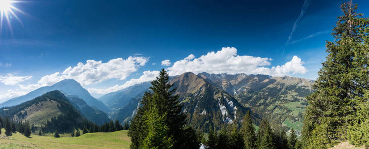 初秋的瑞士阿尔卑斯山的山脉全景景观