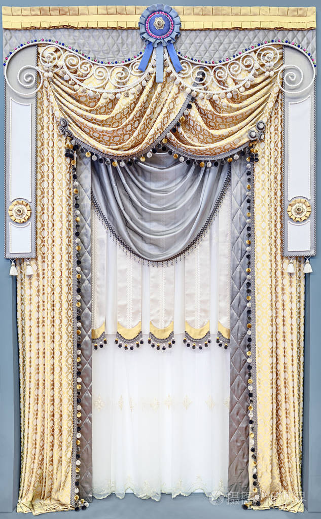 带中性灰色镶件的金色织物制成的窗帘.