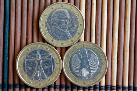 三欧洲硬币谎言在木竹桌在列面额是二欧洲后面边