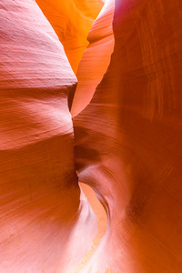 路径通过羚羊峡谷位于纳瓦霍土地附近的页面, 亚利桑那州, 美国