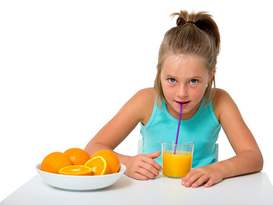 小女孩用杯橙汁