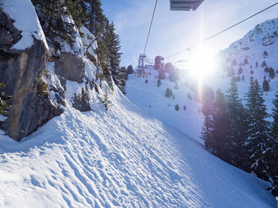 冬天有雪的山地滑雪胜地。阿尔卑斯山, 法国。晴朗的冬日, Meribel 的高山全景