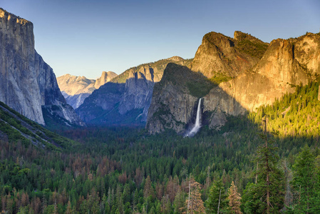 美景约塞米蒂山谷和 Bridalveil 瀑布从隧道视图点在日落, El 船长和半圆顶, 优胜美地国家公园在加利福尼亚, 美国