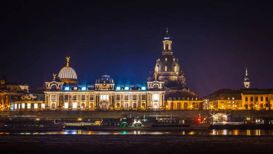 城市的美丽的夜看法和反射在 Elbe riv