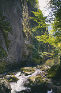 山区河流在岩石中