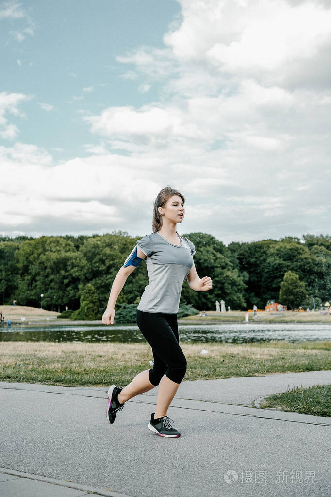 在公园里, 女孩进行体育锻炼.