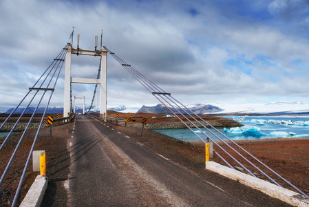 在冰岛南部连接 Jokulsarlon 泻湖和大西洋的通道上的桥